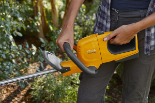 Akumulatroski trimer za zivu ogradu STIGA SHT 100 AE Kit 