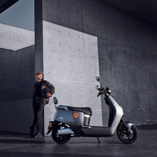 Baterijski skuter Yadea E8S 72V 38Ah - sivi 