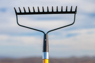 Grabulja 14 zuba sa fiberglass drškom Bomber 