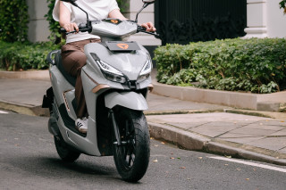 Baterijski skuter Yadea Velax 72V 30Ah Li - sivi 