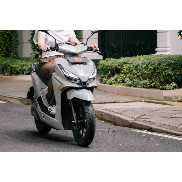 Baterijski skuter Yadea Velax 72V 30Ah Li - sivi 