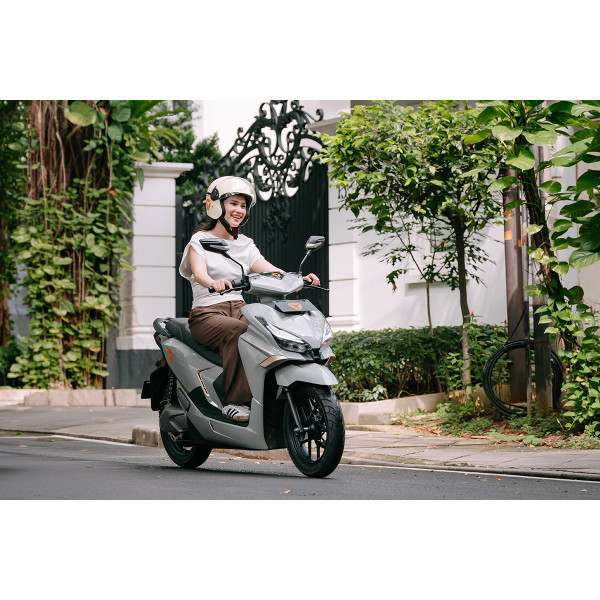 Baterijski skuter Yadea Velax 72V 30Ah Li - sivi 